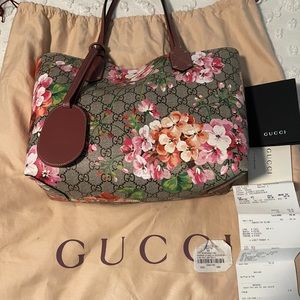 Brand new Gucci purse with tag & receipt. Bought it a while back never used it.